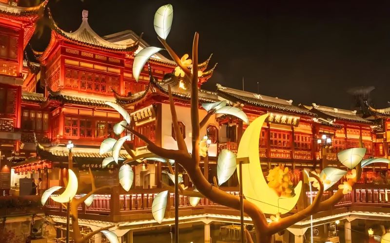 The internal view of the Shanghai Yu Garden, with pavilions, ponds, and lush greenery